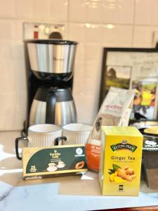 eine Schachtel Hühnertee neben einem Mixer in der Unterkunft Yallo Residency in Nairobi