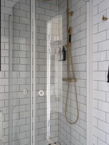 ルンドにあるホテル ビショップス アームズ ルンドの白いタイルのシャワー付きのバスルーム