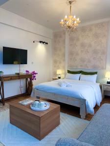 ein Schlafzimmer mit großem Bett und Fernseher in der Unterkunft Yallo Residency in Nairobi + 4 Fotos