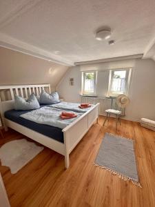 Un dormitorio con una gran cama blanca en una habitación. en Huus-Appelboom, en Blersum
