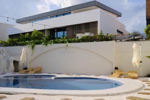 Zeus Living - Oasis Villa in Thao Dien في مدينة هوشي منه: حمام سباحة أمام مبنى