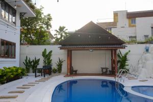 Zeus Living - Oasis Villa in Thao Dien في مدينة هوشي منه: حمام سباحة مع شرفة بجوار منزل