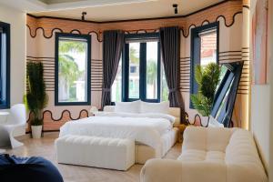 Zeus Living - Oasis Villa in Thao Dien في مدينة هوشي منه: سريرين في غرفة بها نوافذ +57 صورة