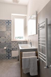 a bathroom with a sink and a window at Vigne Marrone B&B in Fossacesia