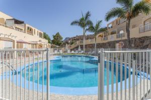 una piscina frente a un edificio en Los Mangueros Beach 37 - Mogán, en Puerto de Mogán
