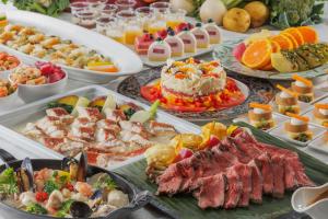 ein Buffet mit verschiedenen Speisen auf einem Tisch in der Unterkunft Spa Resort Hawaiians VIR Port in Iwaki
