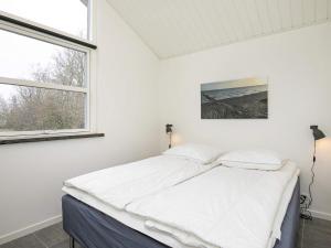 Giường trong phòng chung tại 10 person holiday home in Jerup