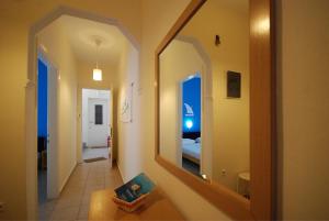 Televízia a/alebo spoločenská miestnosť v ubytovaní Thalassenia Studios & Apartments 3