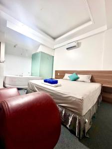 Postel nebo postele na pokoji v ubytování Hotel & Massage HƯƠNG GIANG 3