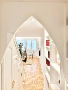 an arched hallway with a stairway leading to a dining room at Ático Duplex en el Corazón del Casco Histórico de Oviedo in Oviedo
