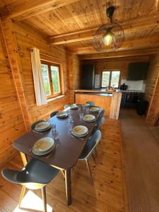 Φωτογραφία από το άλμπουμ του Lodge du Parc des Combes avec Accès Parc inclus selon calendrier ouverture Parc σε Le Creusot +4 φωτογραφίες