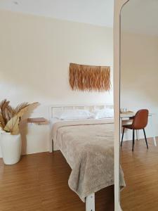 邦劳The Cloud House的一间卧室，里面有一张床和一张桌子和椅子