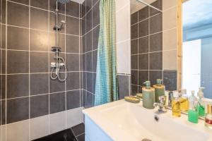 a bathroom with a sink and a shower at Gîte indépendant l'Orchidée in Lespignan