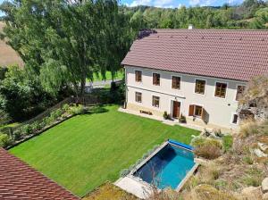 uma vista aérea de uma casa com um quintal com uma piscina em Chalupa Zátyní - celý objekt em Dubá