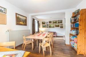 a dining room with a wooden table and chairs at Großes Ferienhaus Engelsdorf in Zweifelscheid