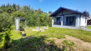 a small house in the middle of a yard at Grey Hous in Slavske