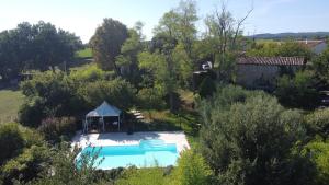 an overhead view of a swimming pool in a garden at Gîte au cœur des Bastides Albigeoises in Le Verdier +9 photos