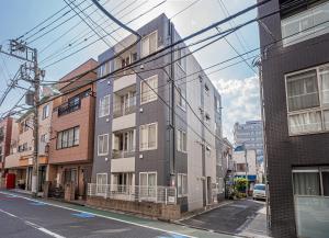 un edificio sul lato di una strada di Japan House Shirokane a Tokyo
