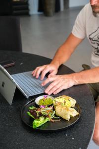 Photo de la galerie de l'établissement The R Villa Cereme - Luxury Stay in Nature, à Tegalalang 7 autres photos