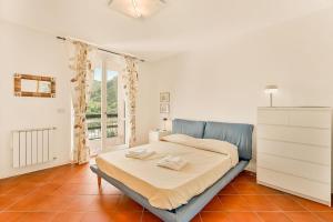 a bedroom with a bed and a large window at Verde Mare Retreat 5 Minutes From The Sea , Free Parking in Lerici