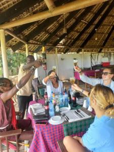 Επισκέπτες που μένουν στο Issah tours and safari guide tz