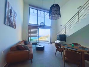 Χώρος καθιστικού στο Oceanfront Loft Apartment Spacious Rooftop Terrace Pool
