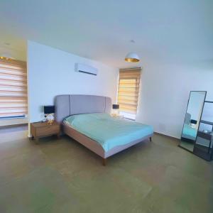 Ένα ή περισσότερα κρεβάτια σε δωμάτιο στο Oceanfront Loft Apartment Spacious Rooftop Terrace Pool