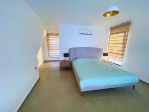 Ένα ή περισσότερα κρεβάτια σε δωμάτιο στο Oceanfront Loft Apartment Spacious Rooftop Terrace Pool +26 φωτογραφίες