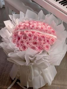 a bouquet of pink roses sitting on top of a keyboard at فندق سارة حسن in Riyadh