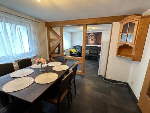 a dining room with a table and chairs at Team Haus für 11 Personen in Rhaunen