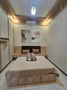 Postel nebo postele na pokoji v ubytování Merapi Indah Hostel
