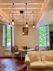 una sala de estar con un sofá y una mesa en The Clock Apartment an authentic apartment in the city center, en LʼIsle-sur-la-Sorgue