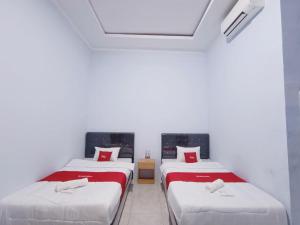 Ένα ή περισσότερα κρεβάτια σε δωμάτιο στο Guest House AA Syariah Pekalongan by Hello Room +11 φωτογραφίες