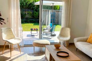 サン・クロンにあるHouse 4 rooms with garden in Saint-Coulombのリビングルーム(椅子、ソファ、テーブル付)