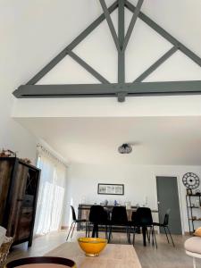 サン・クロンにあるHouse 4 rooms with garden in Saint-Coulombの部屋の中にテーブルと椅子があるダイニングルーム