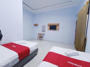 Ένα ή περισσότερα κρεβάτια σε δωμάτιο στο Guest House AA Syariah Pekalongan by Hello Room