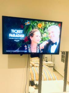 un téléviseur à écran plat accroché au mur dans l'établissement Logement Proche gare de Villiers le bel, 20 mins de Paris , Stade 2 France, Aéro CDG, Parc des expositions, Disneyland Paris,Futuroscope, Tour Eiffel, à Arnouville-lès-Gonesse