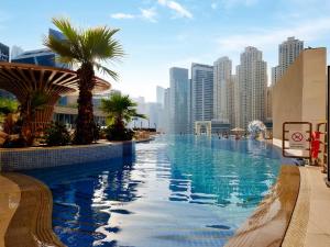 una gran piscina con palmeras en una ciudad en JW Marriott Marina Residences, en Dubái