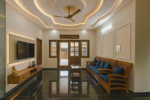 Un televizor și/sau centru de divertisment la Sakthi Residency