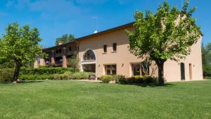 a house with a green lawn in front of it at Ca' del Sile in Morgano