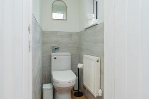 Ένα μπάνιο στο Open Mind Property - Cozy 4BR Flat & HotTub, Bognor