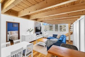 un salon avec un canapé bleu et une table dans l'établissement Sky View Family Apartment, à Trnávka