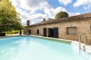 ein Außenpool vor einem Haus in der Unterkunft L'Ecrin Du Chateau Canon Montségur in Les Salles-de-Castillon