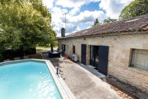 ein Außenpool vor einem Haus in der Unterkunft L'Ecrin Du Chateau Canon Montségur in Les Salles-de-Castillon