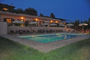 The swimming pool at or close to Tenuta Saracone