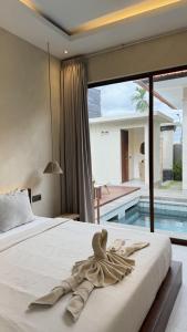 ein Schlafzimmer mit einem Bett und einem Handtuch darauf in der Unterkunft The R Villa Talang - Brand New Near Beach & Stunning Sunsets in Tanah Lot