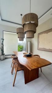 Fotografie z fotogalerie ubytování The R Villa Talang - Brand New Near Beach & Stunning Sunsets v destinaci Tanah Lot