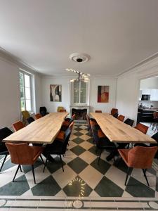 a conference room with wooden tables and chairs at Domaine de Chatillon 