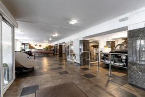 里加Apart Hotel Tomo FREE PARKING的一间带车库的房间，里面展示着一辆汽车