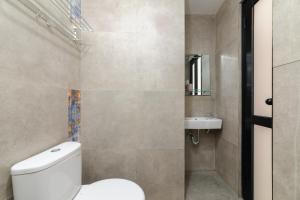 un baño con inodoro y lavabo en Urbanview Hotel Puri Indah, en Yakarta 34 fotos más